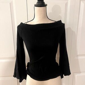 Off the shoulder, bell sleeve top 🖤